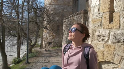 Mulher turista está descansando perto do castelo