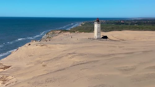 Découvrez la magnifique côte du Jutland, au Danemark, avec son impressionnant phare de Rubjerg Knude Fyr