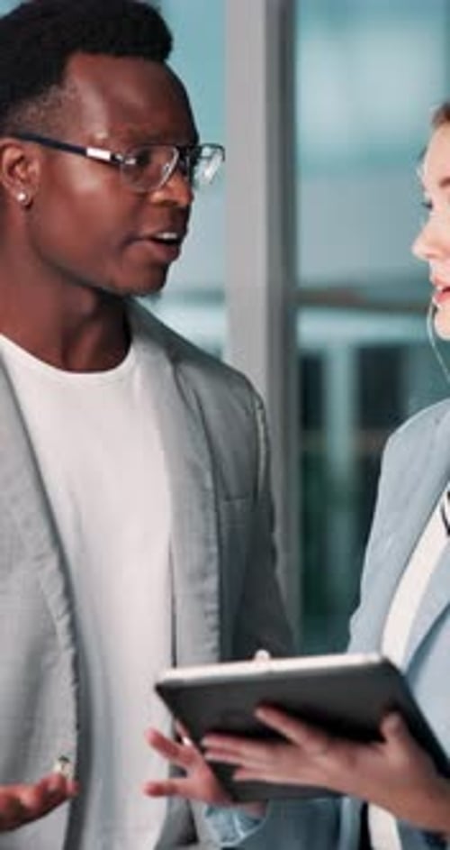 Empresários, tablet e reunião no escritório para aconselhamento e feedback sobre projetos