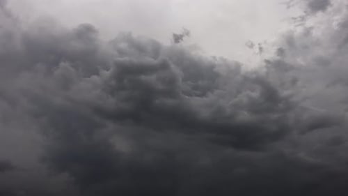 Dunkle Gewitterwolken bewegen sich schnell
