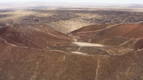 Vue aérienne survolant et traversant le cratère volcanique d'Amboy, dans le désert de Mojave. Chemins de randonnée Scar St