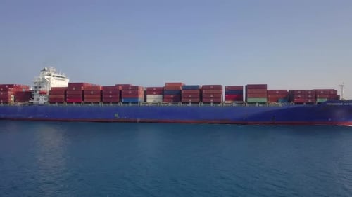 Buque portacontenedores cargado con contenedores de transporte en el mar
