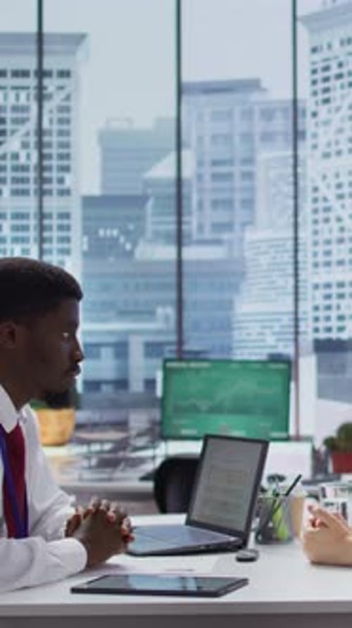Un recruteur vidéo vertical interroge une candidate à un emploi pour en savoir plus sur ses qualifications et ses compétences