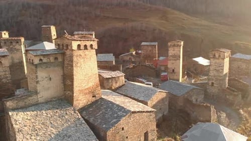 Luftaufnahme um eine Gruppe von Svan-Türmen, die im Zentrum eines ländlichen Dorfes im Svanet errichtet wurden