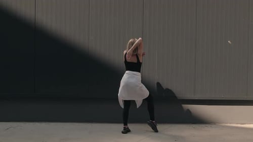 Mujer joven bailando estilo libre