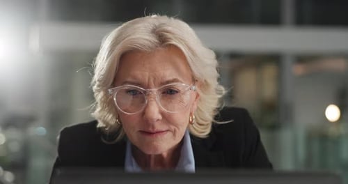 Estratégia, planejamento e mulher madura no escritório com tecnologia, negócios e ideias na empresa