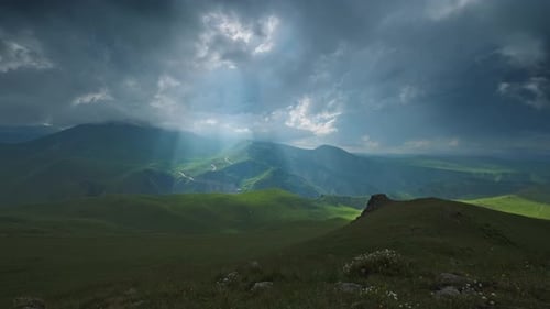 Paisaje de montaña con rayos de sol