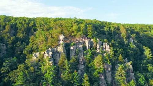 Luftaufnahme Schöne hohe Felsen aus Stein im grünen Wald und Klettersport