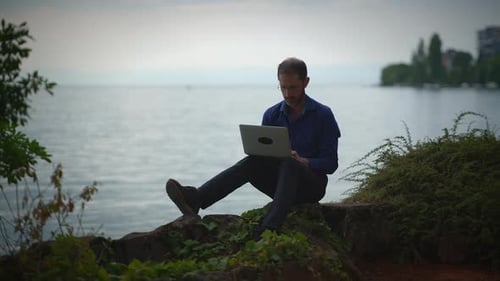 Genießen Sie Telearbeit am Wasser und umarmen Sie Laptops in Natures Embrace and Beauty