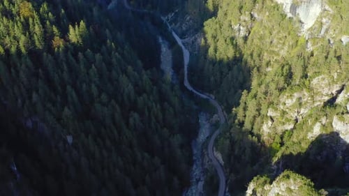 Luftbild von oben auf das malerische grüne Tal in Österreich