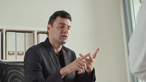 HR-Manager erklärt dem Kandidaten im Vorstellungsgespräch die beruflichen Verantwortlichkeiten
