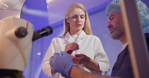 Embriólogos que realizan fecundación artificial en laboratorio