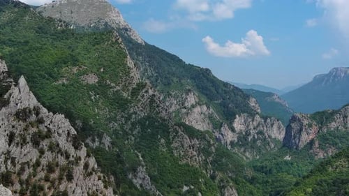 Kiefer auf den Felsen, Berglandschaft