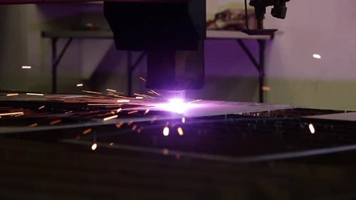 Detail des industriellen Laserschneidens von Stahlplatten