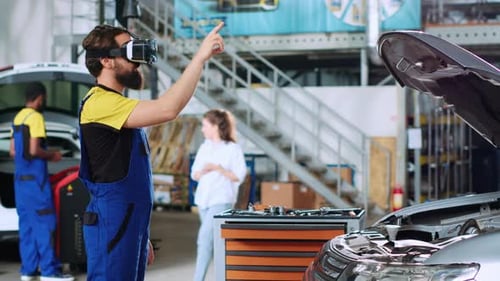 Autoreparaturmann nutzt virtuelle Realität