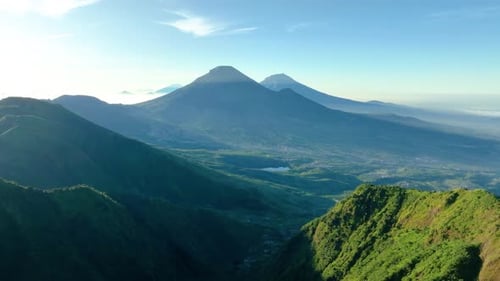 Luftaufnahme von Mount Sindoro und Sumbing vom Gipfel des Mount Bisma in Zentral-Java, Indonesien.