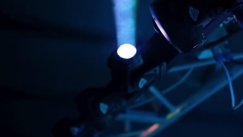 Bühnenbeleuchtung, die während einer Live-Aufführung funktioniert. Mit 60 Bildern pro Sekunde aufgenommen und auf 24 Bilder pro Sekunde verlangsamt