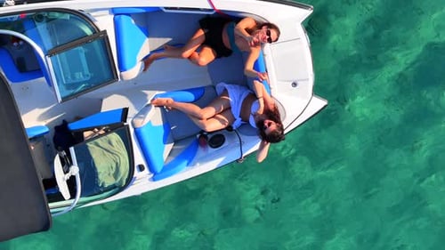 Deux femmes s'amusent sur le bateau.