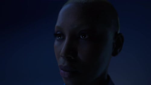 Portrait de femme triste sur fond noir