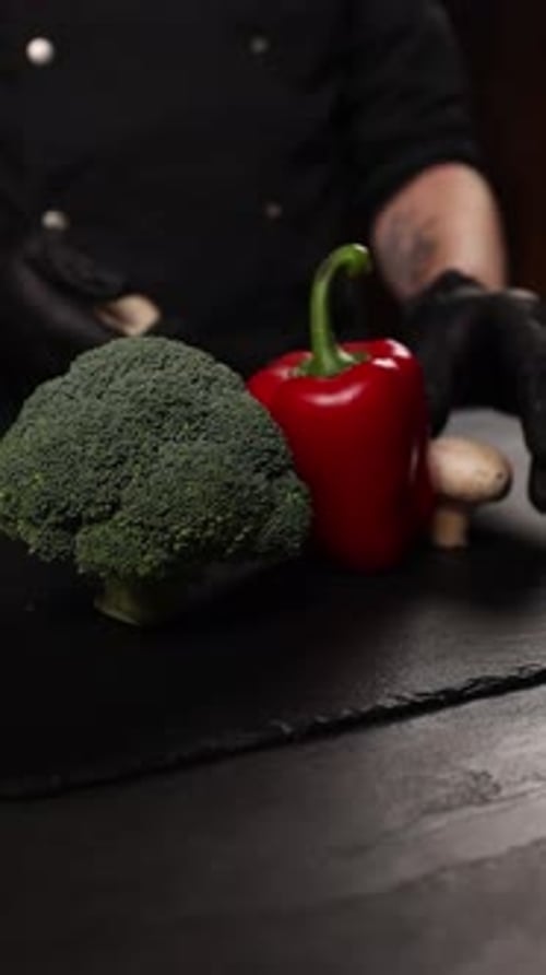 El chef prepara un plato de verduras. Cocinar brócoli