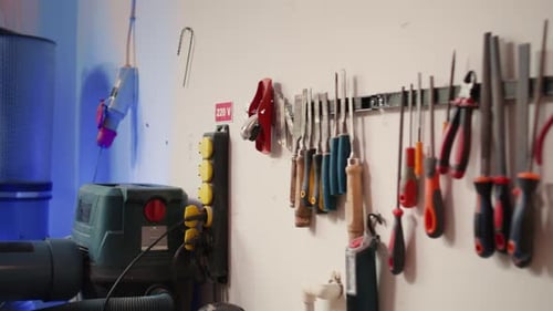 Gros plan d'un routeur électrique sur une mouleuse à broche dans un atelier d'assemblage de meubles
