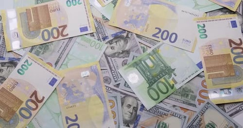 Bargeld, USD und EURO-Geld, Hintergrund: Einhundert Euro- und Dollar-Banknoten rotieren in Nahaufnahme
