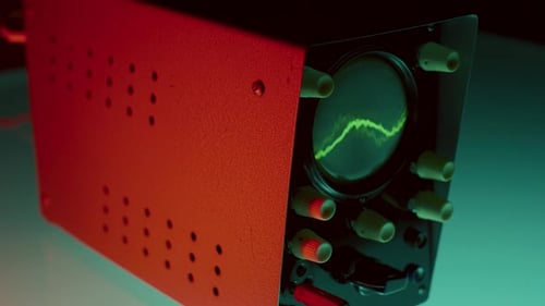 Dispositivo de osciloscópio de estilo retro em estúdio escuro com iluminação colorida