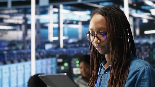 Porträt eines lächelnden Serverraum-Ingenieurs, der ein Gerät zur Interpretation von KI-Daten verwendet