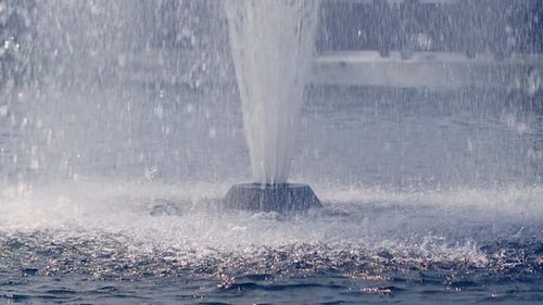 Gotas de água espirrando na superfície da água em. Vista aproximada de