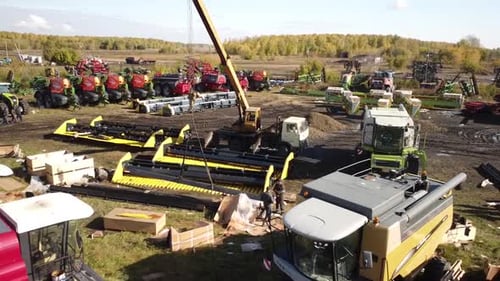Luftbild der großen Farm in Kasachstan mit Traktoren, Mähdreschern und Landmaschinen