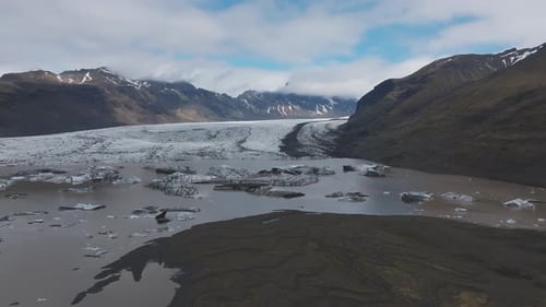Wunderschöne Luftaufnahme des Svinafellsjökull-Gletschers Island am Frühlingstag