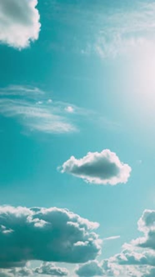 Vertikale Aufnahme Regenwolken im bewölkten blauen Himmel