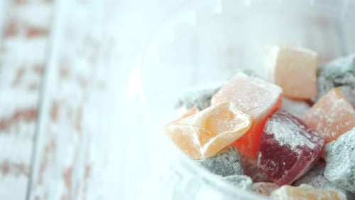 Turkish Delight oder Lokum in den Farben Rot, Grün, Orange und Gelb