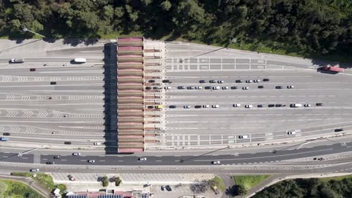 Vista aérea de veículos na rodovia em Lisboa, Portugal.