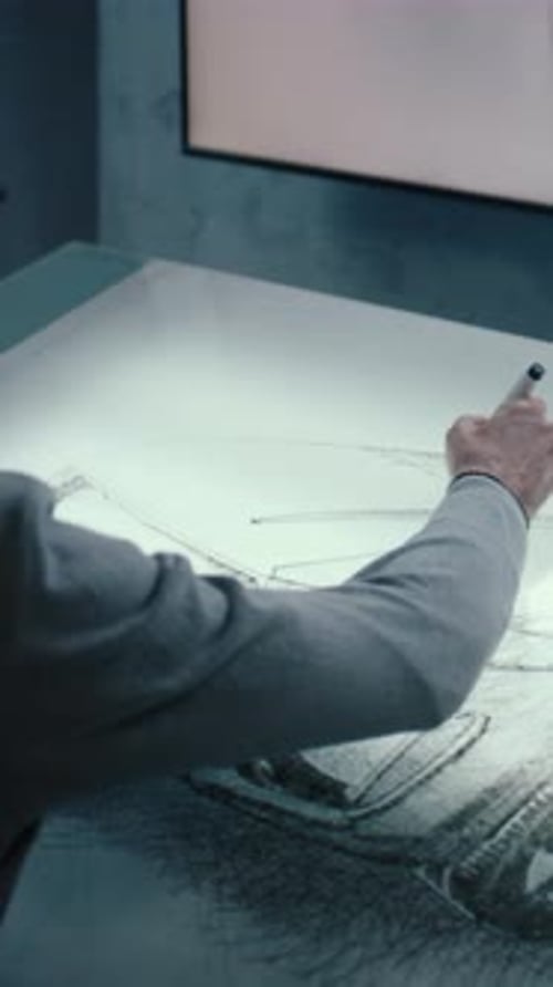 Un designer automobile dessine un prototype de voiture avec une table à écran tactile à affichage numérique