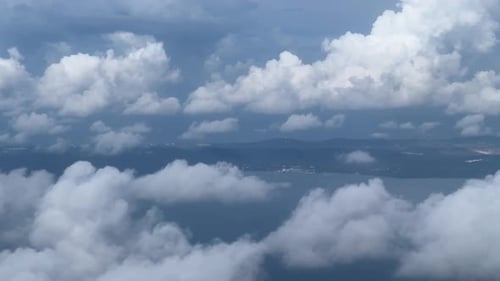 Nuages diurnes étendus au-dessus d'un paysage montagneux majestueux