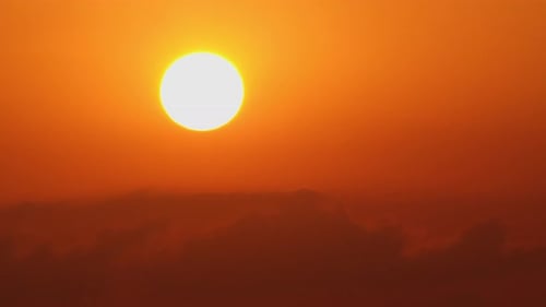 Roter Morgenhimmel mit aufgehender Sonne
