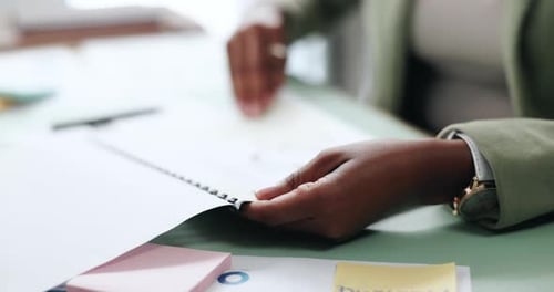 Persona de negocios, manos y lectura con documentos para Finanzas Corporativas