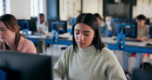 Computer, Bildung und Vorlesung mit einer Studentin im Klassenzimmer der Universität für Entwicklung