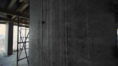 Encofrado interior con andamios en edificio de hormigón sin terminar