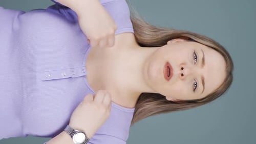 Vidéo verticale de La température élevée de l'air étouffe la femme.