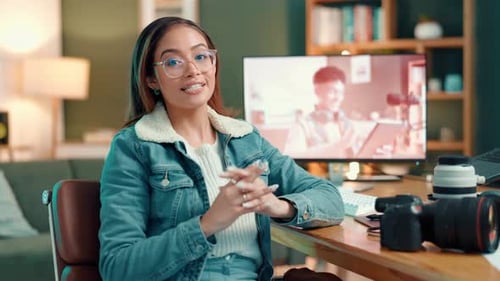 Streaming, influencer y mujer con cámara, hablando o consejos para la edición de vídeo en un sitio web o en línea
