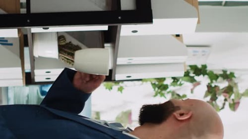 Vertikale Video-Kollegen entspannen sich in der Kaffeepause
