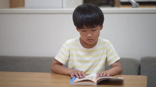 Junge liest ein Buch