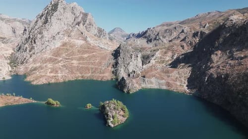 Une vue aérienne panoramique établit le paysage accidenté des montagnes du Taurus, en Turquie