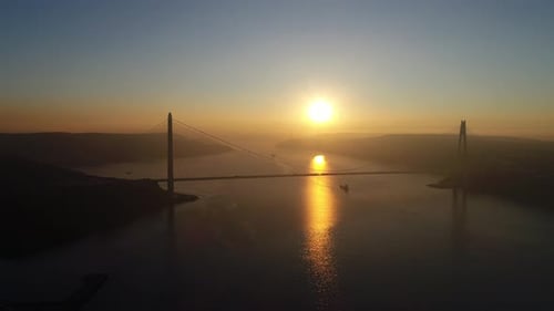 Brücke über das Meer bei Sonnenuntergang
