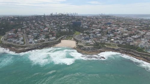 Cityscape In Tamarama Beach With Splashing Waves From Mackenzies Bay - Eastern Suburbs, Sydney, New
