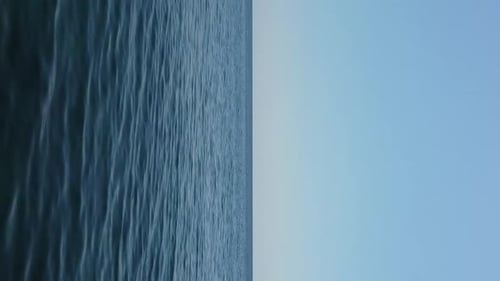 Abstrakte Luft, Meer, Sommer, Ozean, Sonnenuntergang, Natur, Hintergrund, kleine Wellen auf der Wasseroberfläche in Bewegung