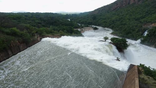 El agua de la presa que llega al final del aliviadero cae sobre la cascada
