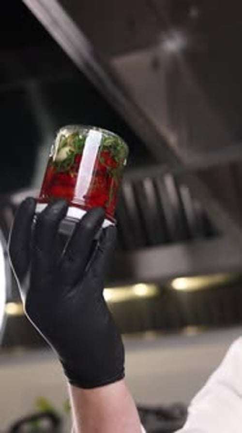 Le chef conserve les légumes dans la cuisine. Gros plan